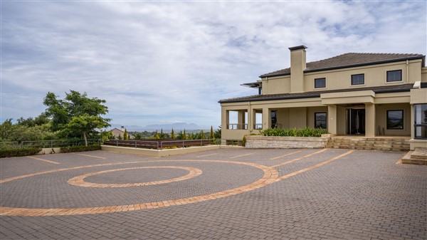 Hof mit Stellplätzen